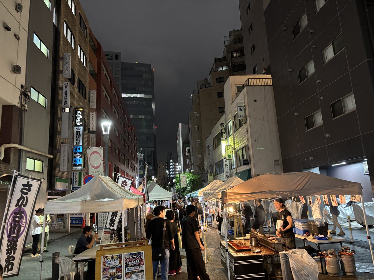 ogino_otaku's tweet photo. 夜は蒲田に。蒲田駅東口にあるさかさ川通りにお邪魔させて頂きました。開催されていたさかさ川楽市では、蒲田の通りが盛り上がっていました。 https://t.co/HcJlSrtty5