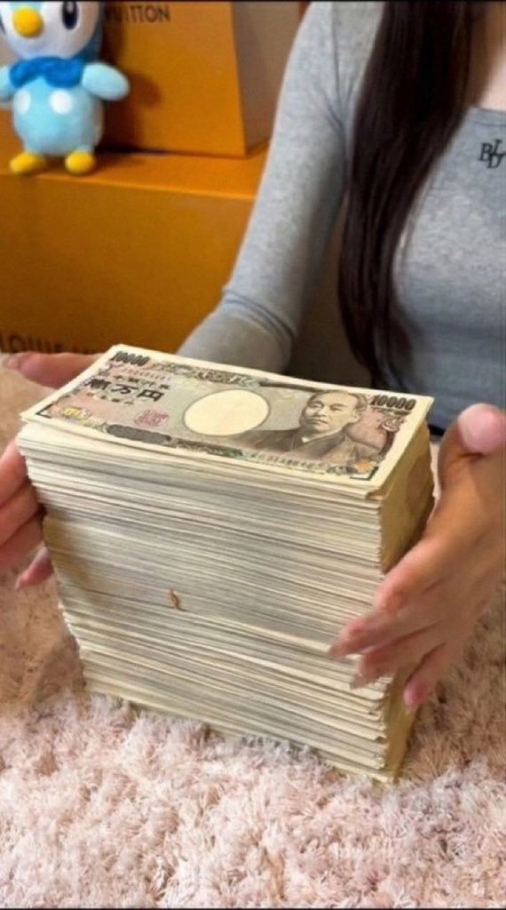 Sandra99vwl's tweet photo. 1ヶ月の生活費として、いくら必要ですか？

① 50万円
② 100万円
③ 200万円
④ 300万円
返信かDMで、率直な意見を聞かせてください🫶🏻
皆さんの答えを知りたいです！ https://t.co/rgYZRuSIyk