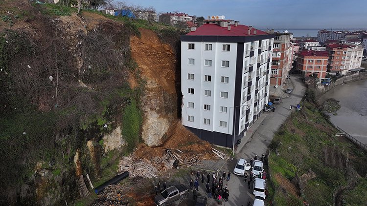 ADEM__AYDIN's tweet photo. GEÇMİŞ OLSUN TRABZON, GEÇMİŞ OLSUN RİZE

Şehrimiz Trabzon’da ve komşu ilimiz Rize’de etkili olan şiddetli yağışlar nedeniyle meydana gelen sel ve su baskınlarından etkilenen tüm vatandaşlarımıza geçmiş olsun dileklerimizi iletiyoruz.

Yaşanan hadiselerin ardından sahada görev yapan kamu kurumlarımızın, yerel yönetimlerimizin ve ilgili ekiplerin çalışmalarını yakından takip ediyoruz. Önceliğimiz, oluşan zararların tespit edilmesi ve vatandaşlarımızın mağduriyetlerinin mümkün olan en kısa sürede giderilmesidir.

Bölgemizde son yıllarda benzer yağışların ardından yaşanan sel ve su baskınlarının tekrar etmesi, mevcut risklerin ve altyapı sorunlarının daha kapsamlı şekilde ele alınmasını gerekli kılmaktadır. Bu vesileyle ilgili kurumlarımızı; yaşanan olaylardan gerekli derslerin çıkarılması, riskli alanların yeniden değerlendirilmesi ve benzer durumların tekrar yaşanmaması için kalıcı ve önleyici tedbirlerin güçlendirilmesi konusunda birlikte çalışmaya davet ediyoruz.

Büyük Birlik Partisi Trabzon İl Başkanlığı olarak şehrimizin meselelerine yapıcı bir anlayışla yaklaşmaya, çözüm üreten her çalışmanın yanında olmaya ve sürecin takipçisi olmaya devam edeceğiz.

Trabzon’umuza, komşu ilimiz Rize’ye ve yağışlardan etkilenen tüm vatandaşlarımıza geçmiş olsun dileklerimizi sunuyoruz.

Büyük Birlik Partisi
Trabzon İl Başkanlığı