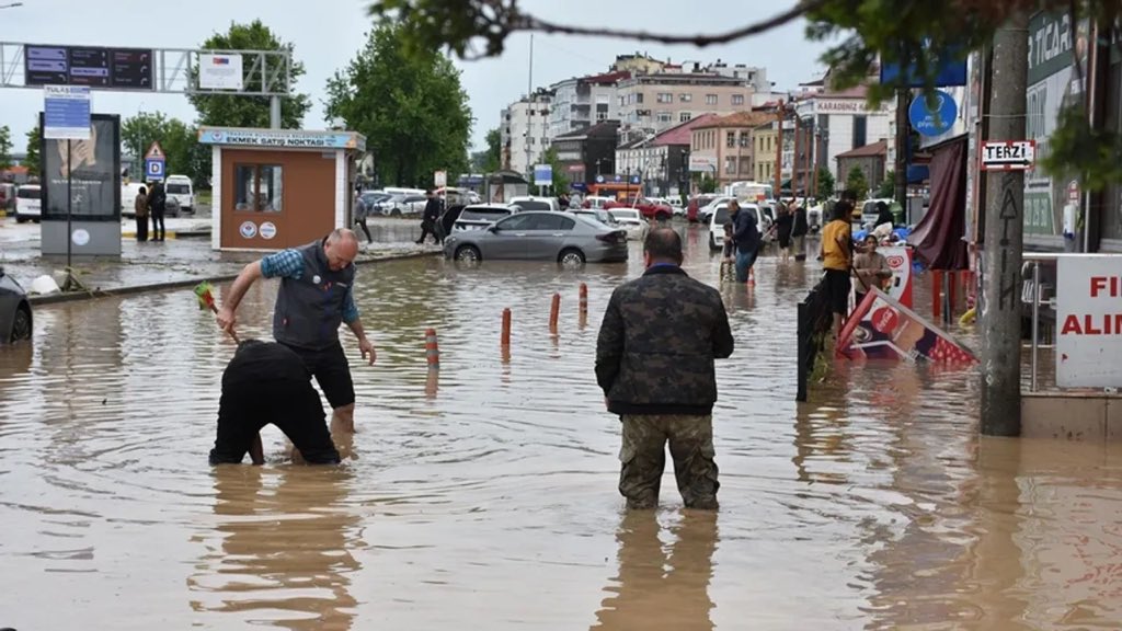 ADEM__AYDIN's tweet photo. GEÇMİŞ OLSUN TRABZON, GEÇMİŞ OLSUN RİZE

Şehrimiz Trabzon’da ve komşu ilimiz Rize’de etkili olan şiddetli yağışlar nedeniyle meydana gelen sel ve su baskınlarından etkilenen tüm vatandaşlarımıza geçmiş olsun dileklerimizi iletiyoruz.

Yaşanan hadiselerin ardından sahada görev yapan kamu kurumlarımızın, yerel yönetimlerimizin ve ilgili ekiplerin çalışmalarını yakından takip ediyoruz. Önceliğimiz, oluşan zararların tespit edilmesi ve vatandaşlarımızın mağduriyetlerinin mümkün olan en kısa sürede giderilmesidir.

Bölgemizde son yıllarda benzer yağışların ardından yaşanan sel ve su baskınlarının tekrar etmesi, mevcut risklerin ve altyapı sorunlarının daha kapsamlı şekilde ele alınmasını gerekli kılmaktadır. Bu vesileyle ilgili kurumlarımızı; yaşanan olaylardan gerekli derslerin çıkarılması, riskli alanların yeniden değerlendirilmesi ve benzer durumların tekrar yaşanmaması için kalıcı ve önleyici tedbirlerin güçlendirilmesi konusunda birlikte çalışmaya davet ediyoruz.

Büyük Birlik Partisi Trabzon İl Başkanlığı olarak şehrimizin meselelerine yapıcı bir anlayışla yaklaşmaya, çözüm üreten her çalışmanın yanında olmaya ve sürecin takipçisi olmaya devam edeceğiz.

Trabzon’umuza, komşu ilimiz Rize’ye ve yağışlardan etkilenen tüm vatandaşlarımıza geçmiş olsun dileklerimizi sunuyoruz.

Büyük Birlik Partisi
Trabzon İl Başkanlığı