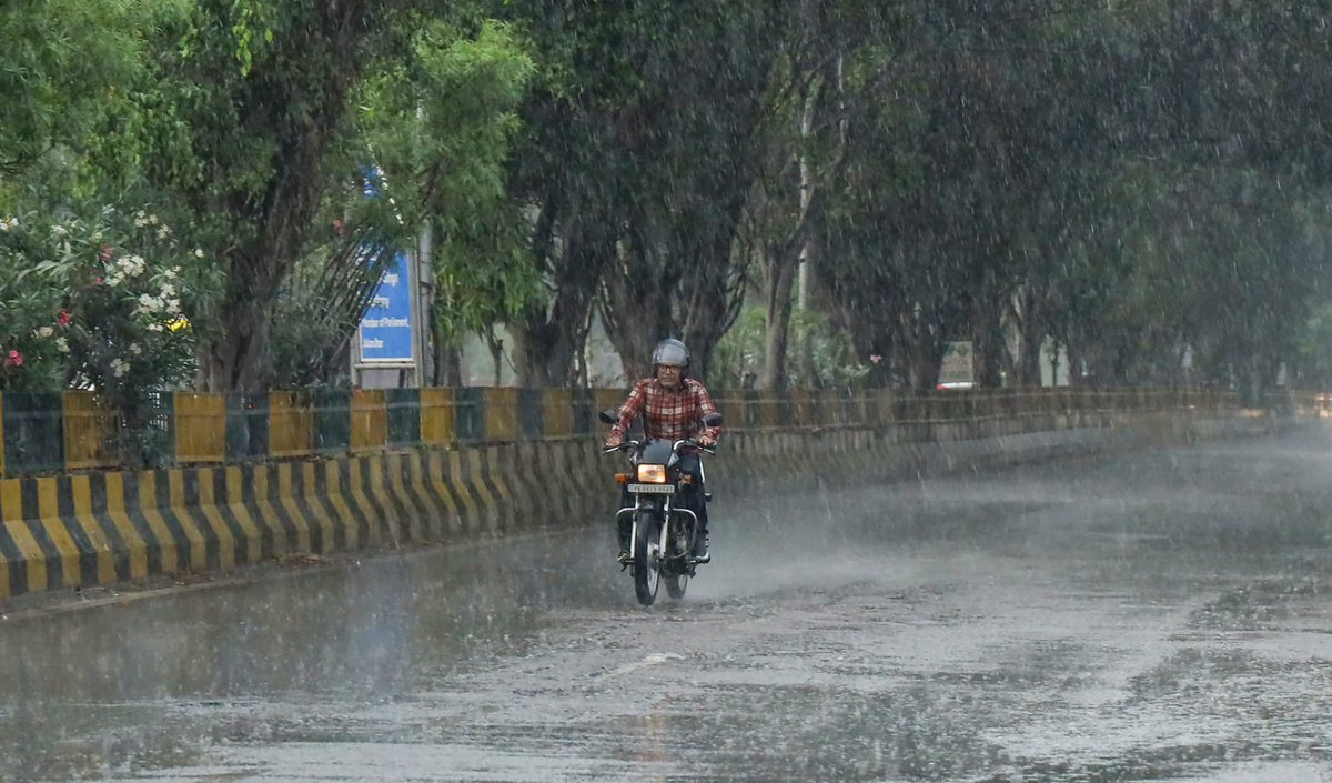 airnews_hyd's tweet photo. #Telangana లోని పలు జిల్లాల్లో ఈ రోజు, రేపు ఉరుములు, మెరుపులతో కూడిన మోస్తరు నుంచి భారీ వర్షాలు కురిసే అవకాశం ఉందని @metcentrehyd వెల్లడించింది.
#Rains #Rainalert #Weatherupdate #Weathermodification
1/2 https://t.co/WuwsUzMVoQ