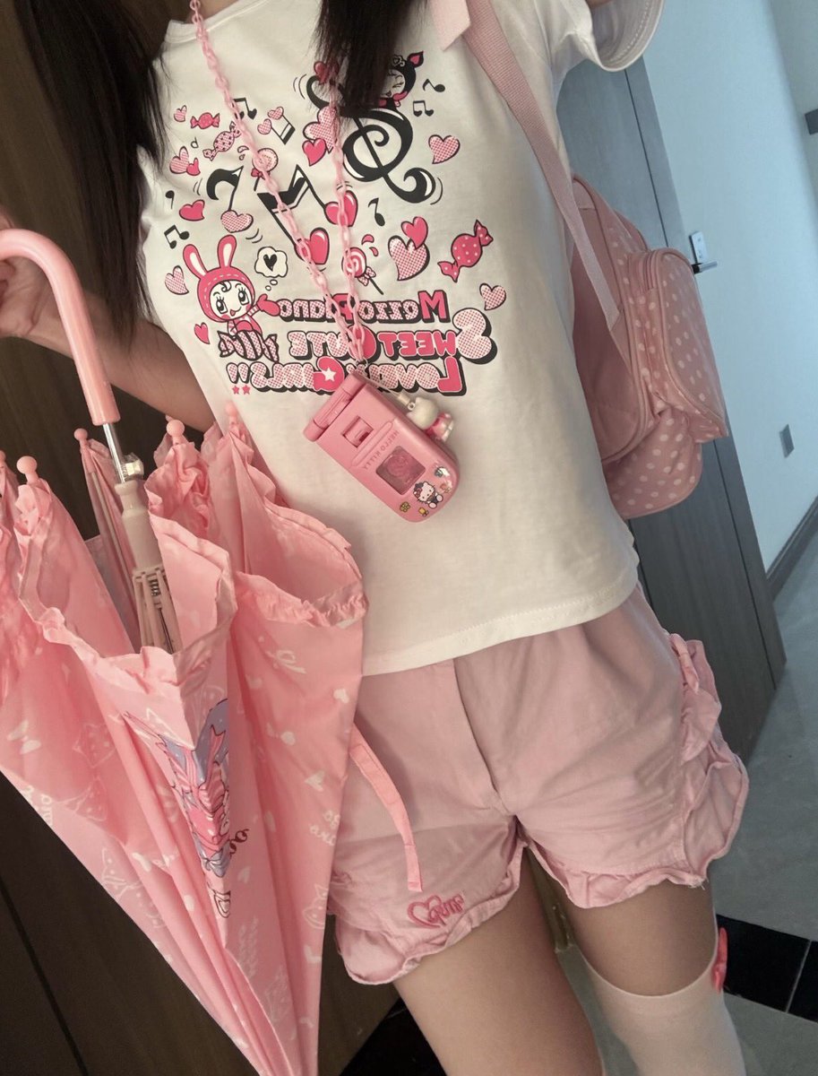 jennifer33bm8's tweet photo. 周末在家好无趣啊

刚拍了点照、有锐评小学生的福吗？

是粉哒、看完不准瞎说。😳 https://t.co/RoWYPaVPr6