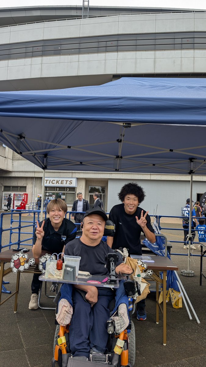 maehajichan's tweet photo. ちふれasエルフェン埼玉の試合前イベントに���ってきました。チアのドリームワンダーランドの皆さんが、小雨の中頑張っていました。なでしこJAPANで、W杯優勝戦士のボンバー荒川選手と、写真も撮れました。ポツポツ降り出した雨が心配で、サッカーの試合もワイルドナイツの試合も観ずに帰ってきました。 https://t.co/Y4lkcYJx8e