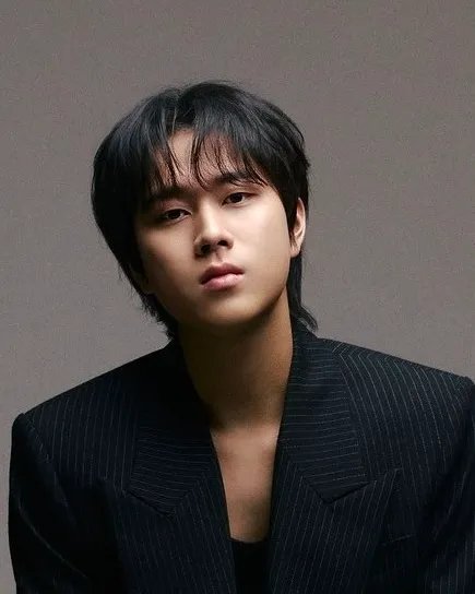 LEEMUJIN_GLOBAL's tweet photo. [📸]

Lee Mujin’s New Profile Photo Part 6

We really look like we’re Pokémon card hunting now. Trying to get a new his profile photo every day 😭

#LEEMUJIN #이무진 https://t.co/BEyWEWRanr