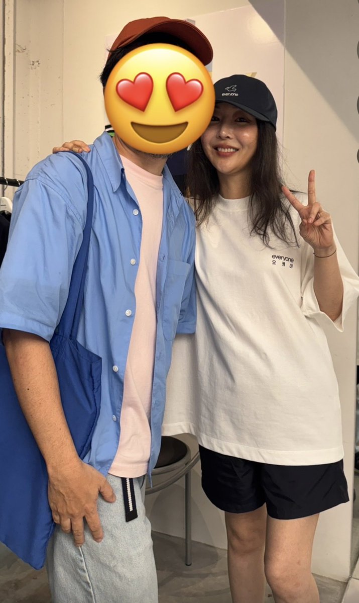 NCC_1701D's tweet photo. ミンヒジンさんは12時から19時まで、10分間のサイン&amp;撮影会+10分休憩を21回連続でこなされていた。僕が会えたのは夕方で相当疲れていたはずなのに、全員に笑顔で愛嬌よく接していた。慈愛と優しさ。こんな人に育てられたら、そりゃ5人は素敵なアイドルになるよ!😍
#NewJeans #minheejin https://t.co/d2kfwwfasv