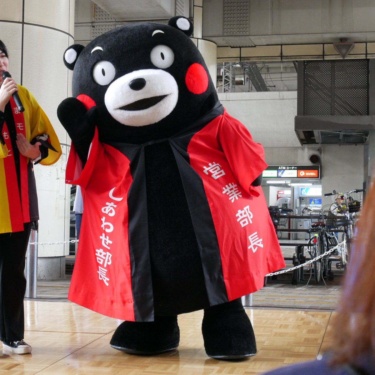 yuncaasu's tweet photo. 今日の　#くまモン
そごう千葉店　1回目赤法被 2回目裸んぼう
映画の踊る捜査線とドラマTシャツが乾くまでをベースに ウーウーと手で赤色灯点滅したり Tシャツならぬ くま毛が乾くまで踊ったり元��いっぱいでした😀 https://t.co/7W9Ikte32z