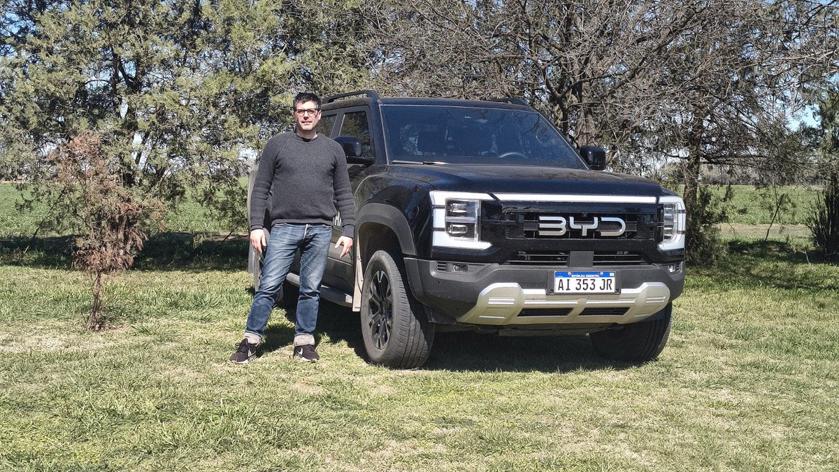 autoblogar's tweet photo. 🔹Opinión: “La BYD Shark es una mirada al futuro de las pick-ups”
🔹Carlos Cristófalo ya probó una unidad en la Cuenca del Salado. 
🔹Al mismo tiempo, Leo Valente analizó otra Shark en Bahía Blanca: https://t.co/VmjC7pPB5o https://t.co/Jf2N2HvpCn