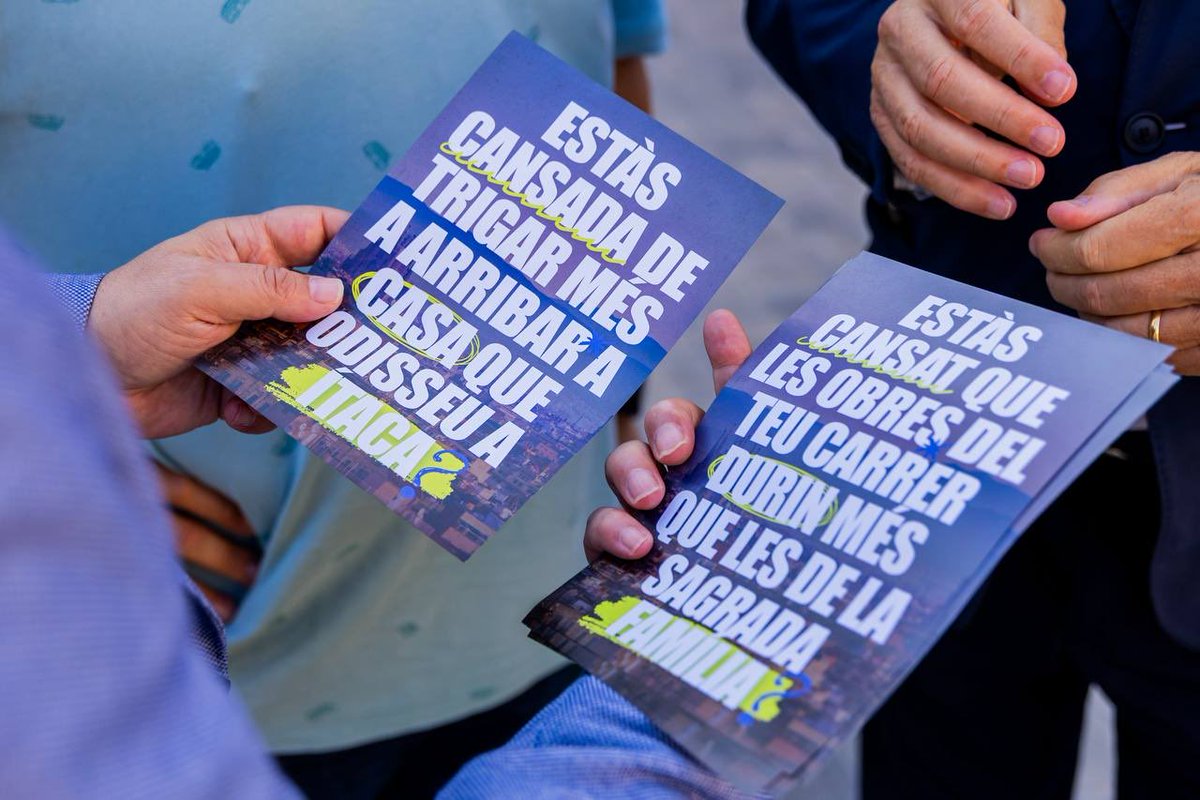 JuntsXCat's tweet photo. 📸 El secretari general @jorditurull participa en l’enganxada de cartells de @junts_bcn amb el candidat @jmartigalbis, la portaveu del grup municipal @neusmunte i membres de @juntsxcatsants. https://t.co/LQByK7CXEb