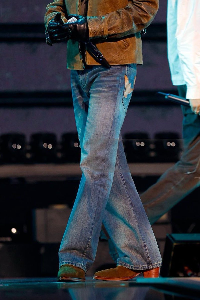 jiminticaI's tweet photo. each step jimin takes is just so effortlessly elegant and classy https://t.co/3FBgGBZsNR