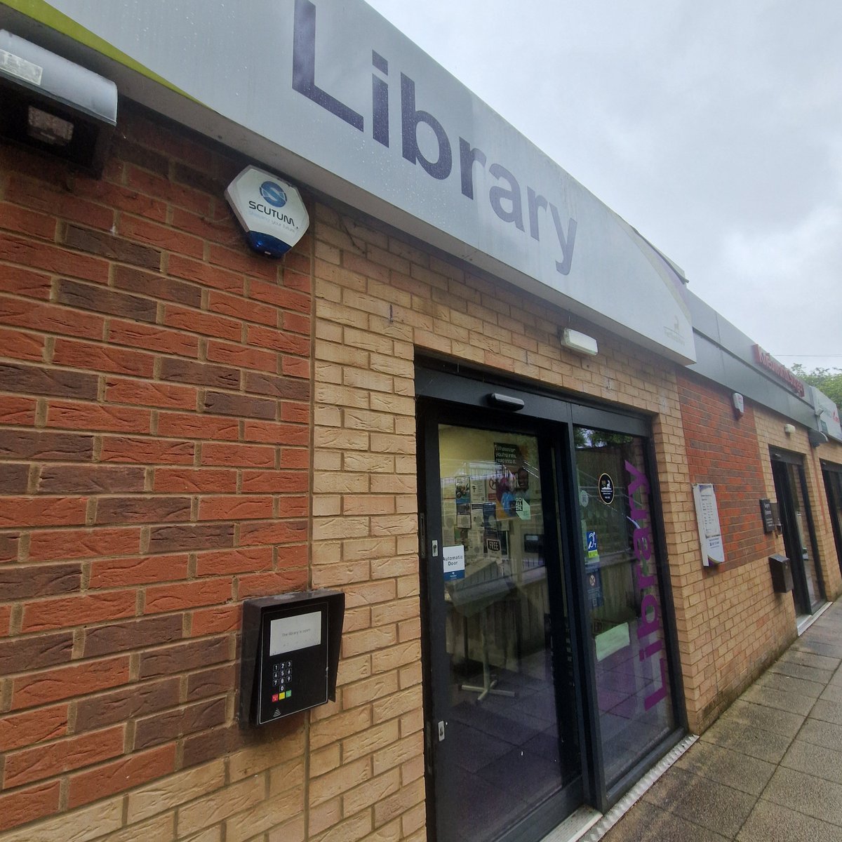 KnebCommLibrary's tweet photo. Summer may be ending &amp; the season changing but that doesnt mean visiting Knebworth Community Library &amp; reading all our lovely books stops so pop in &amp; get cosy with a good book

#KnebworthCommunityLibrary #KnebworthLibrary #hertslibraries #locallibrary #communitylibrary https://t.co/vxGMirjxKJ