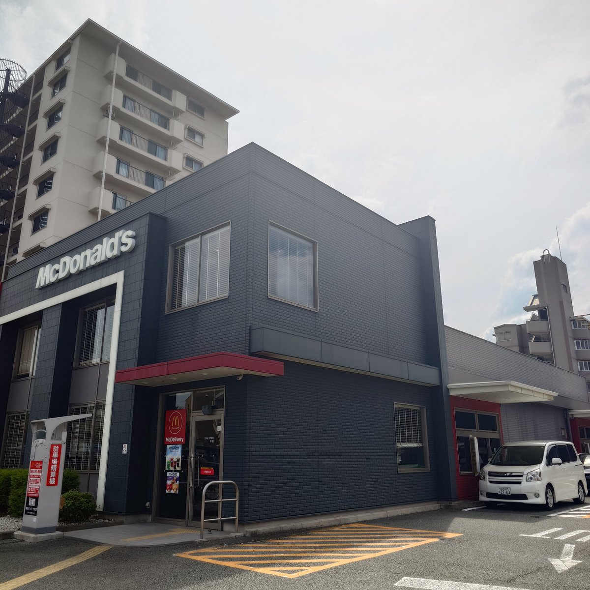 Bravo_RKAJ's tweet photo. 今日は律ちゃんのYouTube企画見てからずっと行きたかったマクドナルド2号線尼崎店に行ってきた(●´ϖ`●)律ちゃんが座った席ってここかなぁ？てか他はコーナー席空いてなかったからここしか選べないけどw識別番号見る限りプラレールまたD51がダブったみたい(・_・;) https://t.co/qSLTxgtc7S