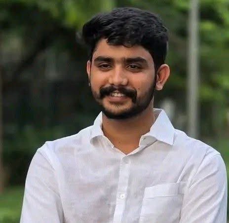 manojmeena's tweet photo. चुनाव का परिणाम हमारे पक्ष में नहीं आया। हम 2,053 वोटों से चुनाव हार गए, लेकिन यह हार हमारे लिए सिर्फ एक चुनाव का परिणाम है, संघर्ष की हार नहीं।

छोटे भाई विजय शंकर मीणा ने पूरी मजबूती, मेहनत और ईमानदारी के साथ चुनाव लड़ा। एक गरीब आदिवासी परिवार के इस बेटे ने दिल्ली विश्वविद्यालय जैसे बड़े विश्वविद्यालय में जिस तरह हजारों युवाओं के बीच अपनी आवाज़ बुलंद की और चुनाव लड़ा, वह अपने आप में बड़ी बात है।

इस पूरे संघर्ष में दिन-रात मेहनत करने वाले सभी साथियों का दिल से धन्यवाद। जिस तरह इतने नौजवानों और युवाओं का हमें समर्थन मिला, वह हमारे लिए सबसे बड़ी ताकत है।

विनोद भाई का विशेष धन्यवाद, जिन्होंने एक गरीब आदिवासी बेटे पर भरोसा जताया और उसे दिल्ली विश्वविद्यालय में चुनाव लड़ने का अवसर दिया। भाई राहुल झांसला का भी दिल से धन्यवाद, जिन्होंने हर कदम पर मजबूती से साथ दिया।

जब सरकार, प्रशासन और पूरा तंत्र आपके खिलाफ खड़ा हो जाए, तब एक गरीब के बेटे के लिए लड़ाई कितनी मुश्किल होती है, यह हमने इस चुनाव में देखा। सरकार की तानाशाही और दबाव के बावजूद विजय शंकर मीणा ने जिस हिम्मत और मजबूती से लड़ाई लड़ी, वह हमेशा याद रहेगी।

दिल्ली विश्वविद्यालय में एक गरीब आदिवासी बेटे का इतनी मजबूती से चुनाव लड़ना ही अपने आप में बड़ी जीत है।

यह हार नहीं है। यह हमारे संघर्षों की जीत है, उन हजारों युवाओं के भरोसे की जीत है जिन्होंने हमारे साथ खड़े होकर अपनी आवाज़ बुलंद की।

लड़ाई जारी रहेगी।
इंक़लाब ज़िंदाबाद @RahulGandhi @VinodJakharIN @rahuljhanslaa @Vijay_DUSU
