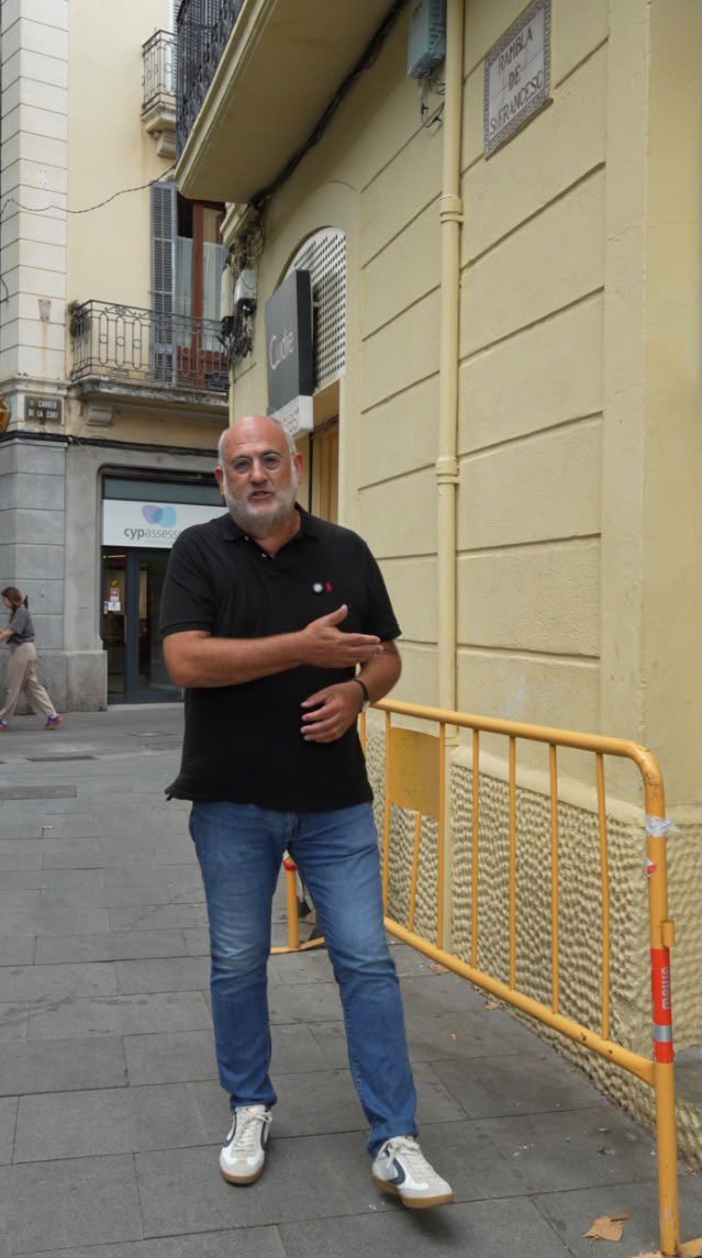PujolBonell's tweet photo. ✨ #Vilafranca no pot funcionar a cop de tuit o de vídeo.

📸 Entre les dues imatges hi ha 24 hores.

🚧 Feia un mes que hi havia una tanca abandonada a tocar de la rambla de Sant Francesc. Ha estat publicar el vídeo i la tanca ha desaparegut.

⚠️ No pot ser que només s’actuï quan algú ho denuncia. Cal una sacsejada. Una nova cultura del manteniment. Necessitem nervi, exigència i passió. 💪

Funcionar per inèrcia, anar fent perquè sí, és la mort de qualsevol empresa, projecte o idea. També d’una ciutat.
❤️ Ho farem. I ho farem bé.

https://t.co/yQneG7Uv78