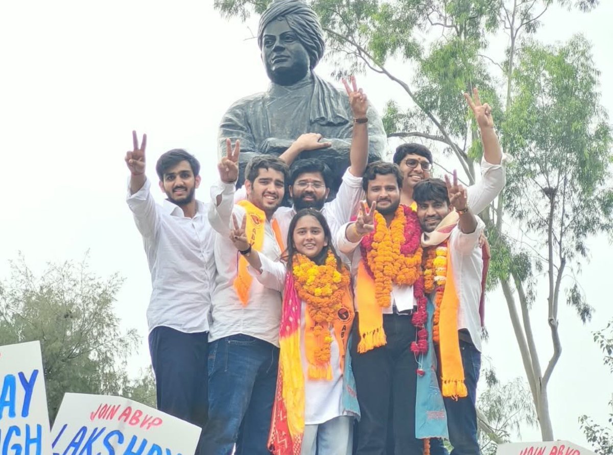 ravibhadoria's tweet photo. 2 दिन पहले ही भविष्यवाणी कर दी थी....
चीते की चाल, बाज की नजर, और भदौरिया की भविष्यवाणी पर कभी संदेह मत करना।
#DUSU #ABVP #NSUI https://t.co/TJS4MDDDJj