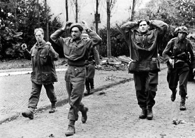 KJvanWijk's tweet photo. Toen &amp; nu #Oosterbeek 1944
#MarketGarden

Britse krijgsgevangenen lopen over de Weverstraat. Ze maakten onderdeel uit van Lonsdale Force en werden gevangengenomen tijdens de verdediging van de zuidoostelijke grens van de perimeter. https://t.co/SxLMZOOTU4