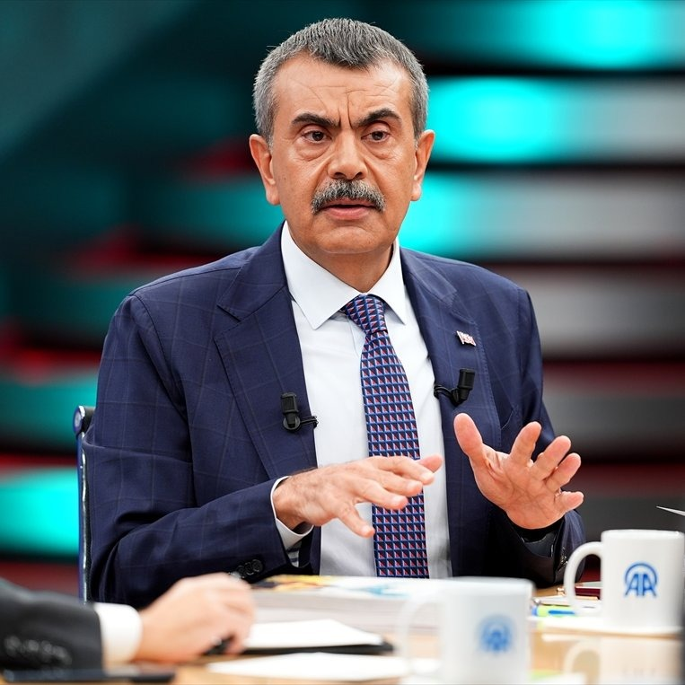 pusholder's tweet photo. Milli Eğitim Bakanı Tekin: (Öğretmenlerin önlük giymesi)

"İki seçenek vardı. Ya Devlet Memurları Kanunu’na tabi olduklarını hatırlatıp kılık kıyafet yönetmeliğine uygun giyinmelerini talep edecektik ya da daha rahat olabileceklerini düşündüğümüz önlüğü tercih edecektik. Biz, önlüğü tercih ettik."