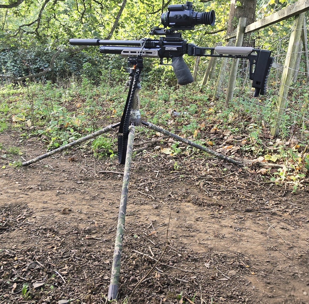 davsurfa's tweet photo. Extra little picatinny block arrived today, adding an inch to the lop. Now the stock fits me better. So I'm sat at the perm hoping bunnies come out and the wind buggers off #airrifle #shooting #snowpeak #ap900 #hikmicro #cheetah #lrf #jsb #exact #pestcontrol #ergonomics https://t.co/yIG3ixMHqe