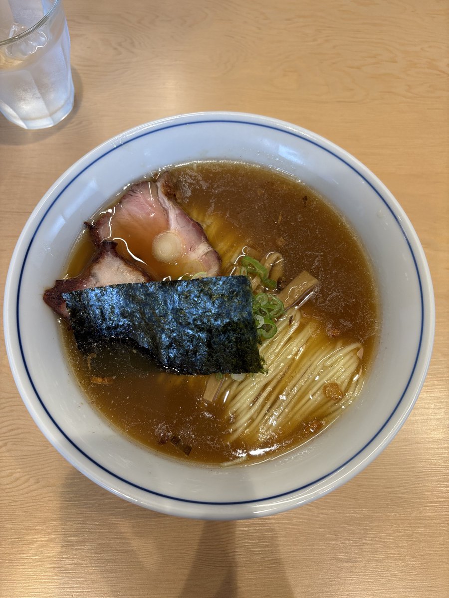 ISHUNTARO's tweet photo. 石ゃ森＠立川
支那ソバ 醤油

一昨日オープンされた話題のお店へ。14時に14人程待ち。スープ切れ間近でギリセーフ💦
スープも麺も凄い好み。美味しい。チャーシューもやばい美味しい。接客も丁寧で店内も綺麗で気持ちよくいただけました😊塩も食べねば。ごちそうさまでした。 https://t.co/AfymZa0lhY
