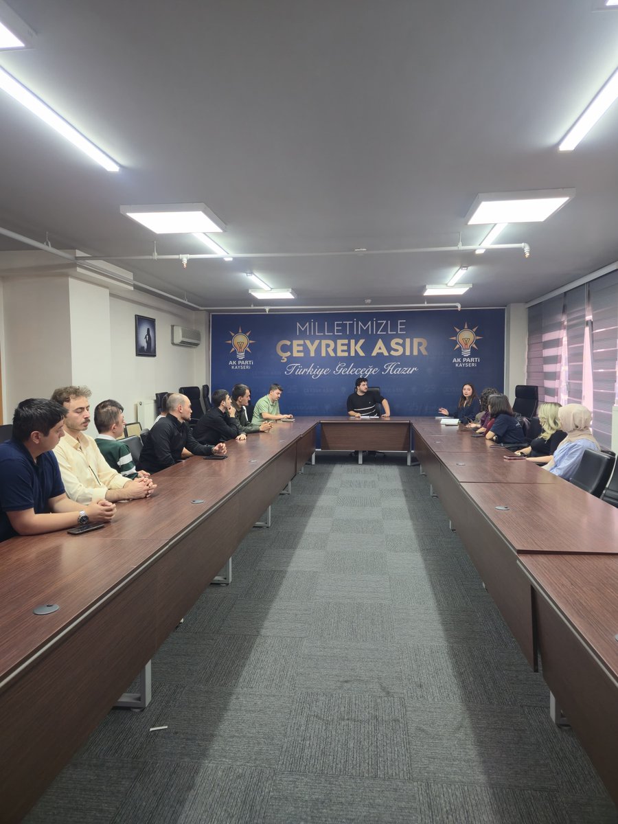 uniakkayseri's tweet photo. Yeni Dönemin İlk Teşkilat Toplantısını Gerçekleştirdik! 🤝🇹🇷

ÜniAK Başkanımız Sn. İbrahim Etem KISACA başkanlığında bir araya gelerek genel istişarelerimizi ve "Kampüse Hoş Geldin" stant çalışmalarımızı değerlendirdik. 📌🎯
Kampüste gençlik için durmadan çalışmaya devam! 📚✨ https://t.co/C3xezlCwca