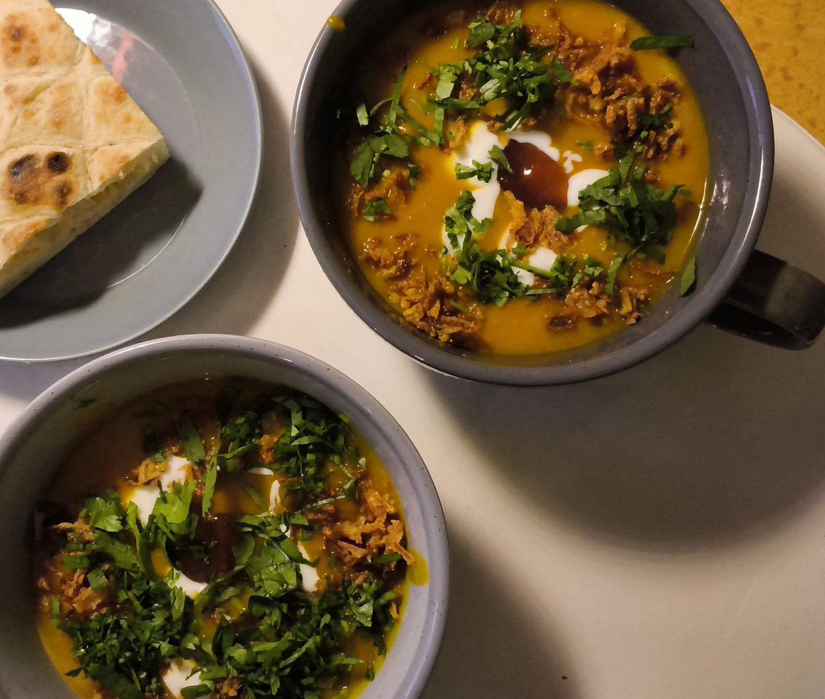 Kris10aaa's tweet photo. Terwijl het feest bij de buren gaat losbarsten, zoon net gevideobeld heeft, gaan we nu aanvallen op de pompoensoep met mangochutney
Eet smakelijk
#koken #budgetkoken https://t.co/IQbRSQkyEW