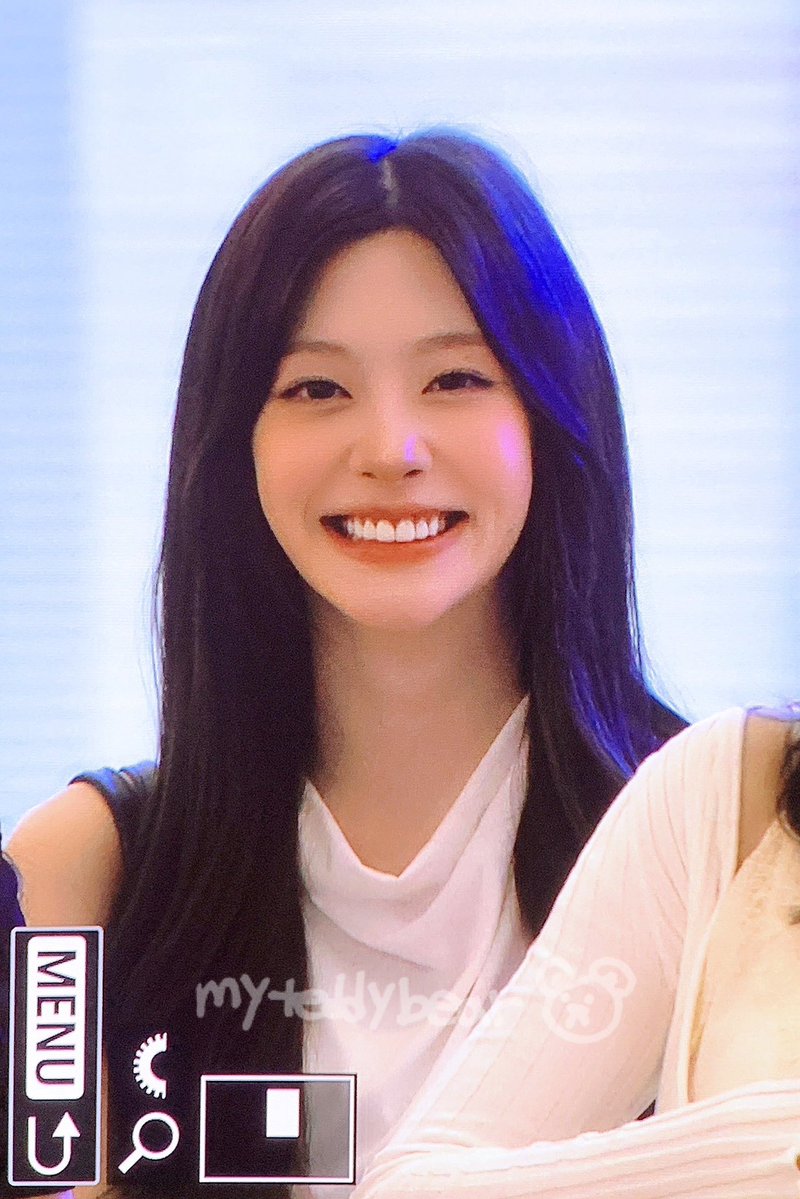 sseniful's tweet photo. she’s cheesing so hard 😭😭💔 https://t.co/18mna92iLe