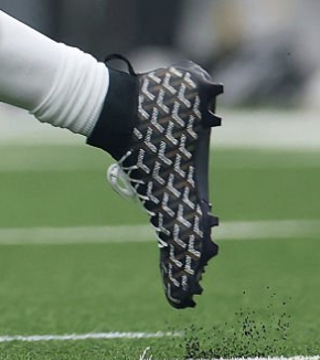 JustFreshKicks's tweet photo. BREAKING: Texans RB David Montgomery was fined $11,491 for wearing an “unauthorized logo" on his cleats 😳💰 https://t.co/MOqNuU2SMz