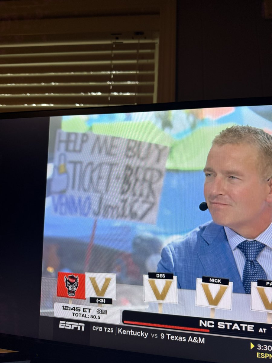 wardamnbilly's tweet photo. This dude on gameday with the sign is a fuckin genius for this https://t.co/KZfT175ZtO
