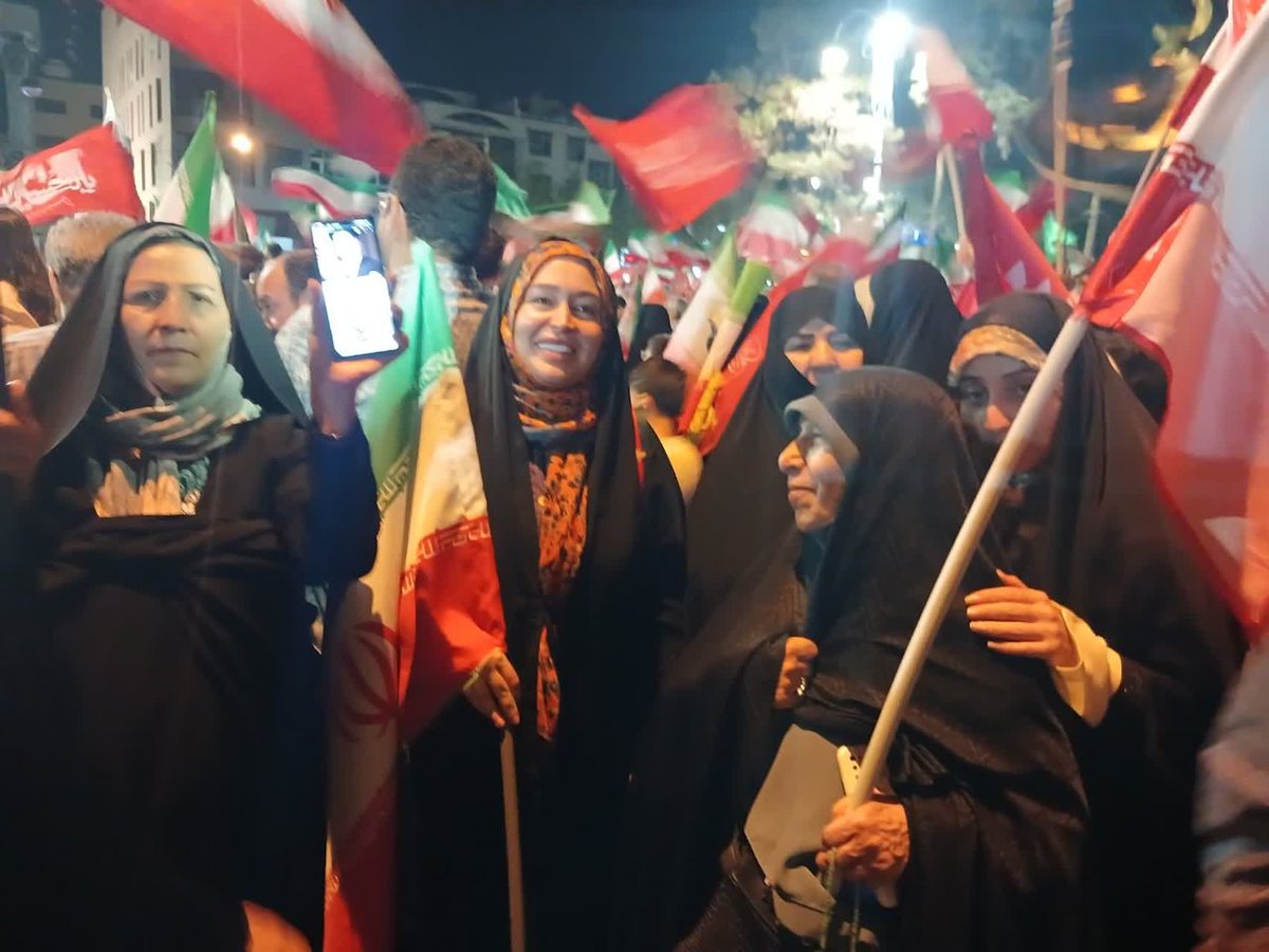fatmhbanw11's tweet photo. از میان جمعیت، چهره‌هایی از نسل‌های مختلف دیده می‌شود؛ مردمی با پیشینه‌ها و سبک‌های زندگی متفاوت که امروز در یک نقطه کنار هم قرار گرفته‌اند. همین تنوع، یکی از مهم‌ترین تصاویر مرحله دوم رزمایش در پایتخت است.
#رزمایش_313هزار_جانفدای_ایران https://t.co/hHVGCYL61E