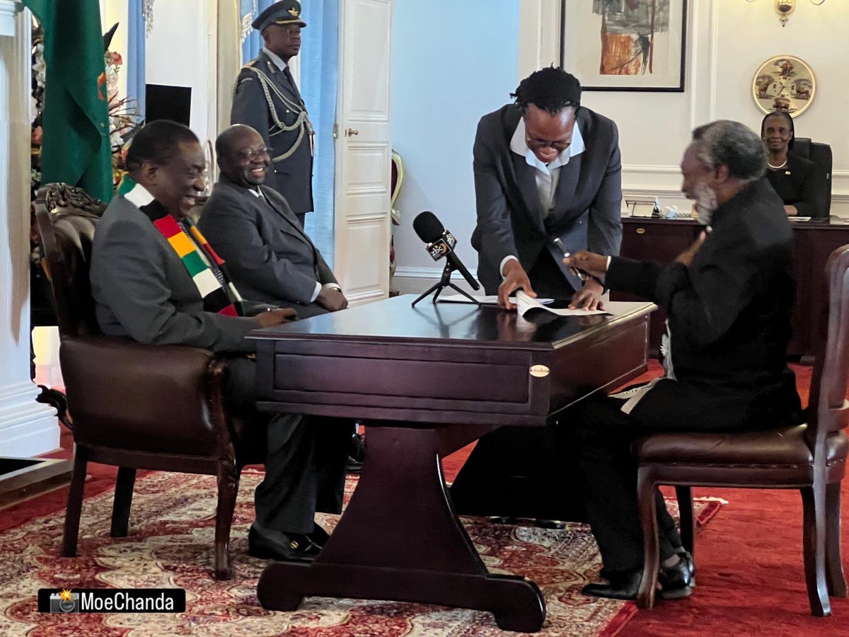 MoeChanda's tweet photo. In Pictures..
Commissioner Professor Mandivamba Rukuni swearing in Ceremony as the Deputy Chair of the Zimbabwe Lands Commission ,at State House in Harare.
📸Monika Chanda
#Chapter12 #Governance #ConstitutionOfZimbabwe #Vision2030
#LandCommission https://t.co/s2xe1Ydnx9