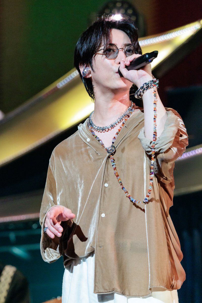 oricon's tweet photo. 亀梨和也、機転利かせ会場沸かす👏
開演遅れを自ら説明「爆笑トークからスタート」

https://t.co/gq5Xpkgrct

#亀梨和也 #FROMHERE @K_KAMEofficial https://t.co/pZhgUz3zaI