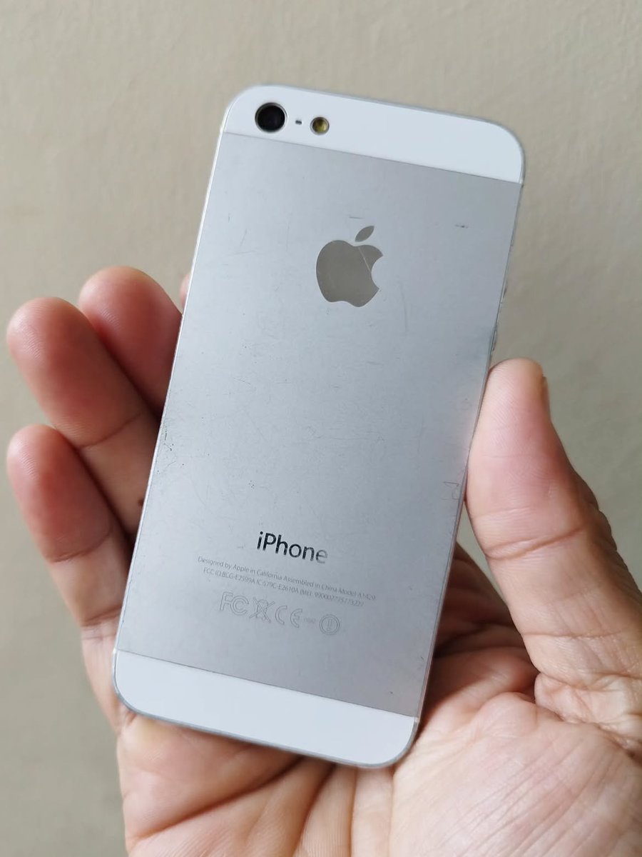 Akaay_18_'s tweet photo. @ZoomexOfficial The legendary iPhone 5s introduced Touch ID and set a new standard for smartphone design - a true pioneer Iโll keep forever! ๐ฑโจ
#ZoomexStory #MyFirstIPhone https://t.co/5AVtijYcwO