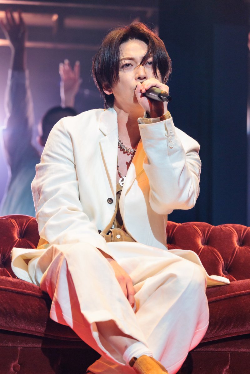 oricon's tweet photo. 亀梨和也、機転利かせ会場沸かす👏
開演遅れを自ら説明「爆笑トークからスタート」

https://t.co/gq5Xpkgrct

#亀梨和也 #FROMHERE @K_KAMEofficial https://t.co/pZhgUz3zaI