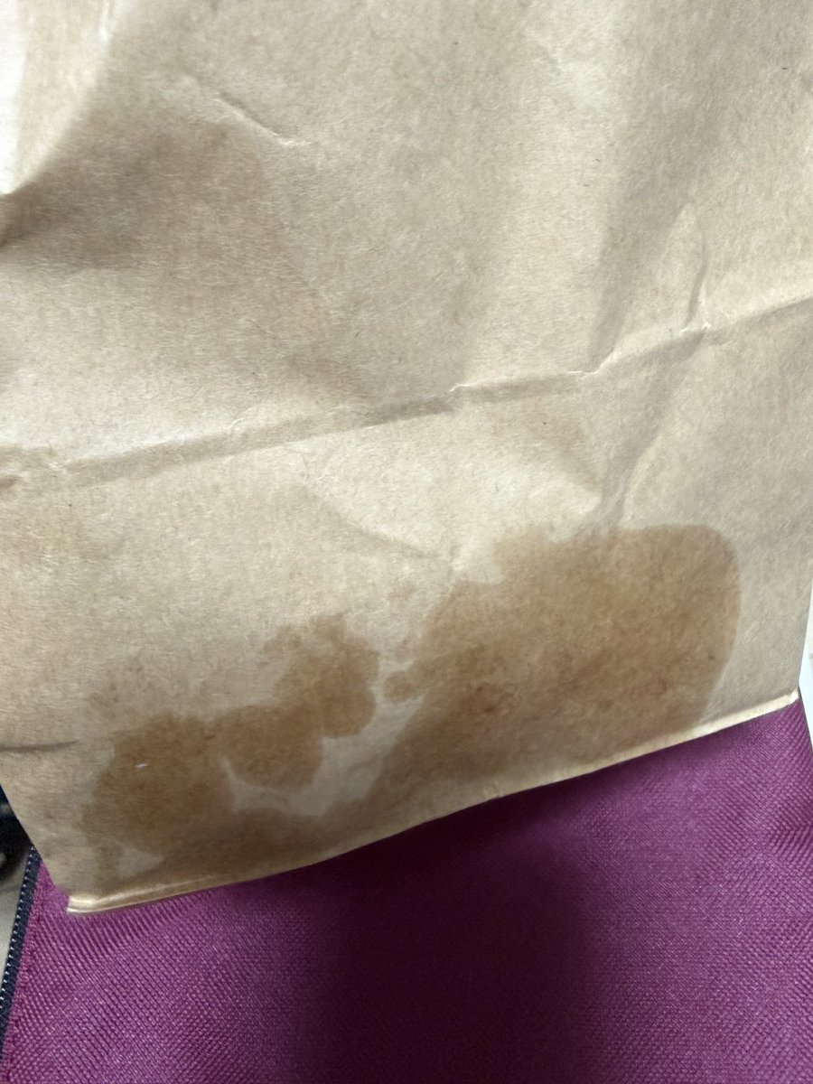 kofuriru's tweet photo. さらに驚いたことが「ヨタカブレッド」風ミニサイズ食パンを入れっぱなしにしてて、さっき見たらバターみたいな香りと共にナニかが紙袋に染み付いてたのでエコバッグに香りが付いてた あはは、、 https://t.co/aJVcgBhMoX