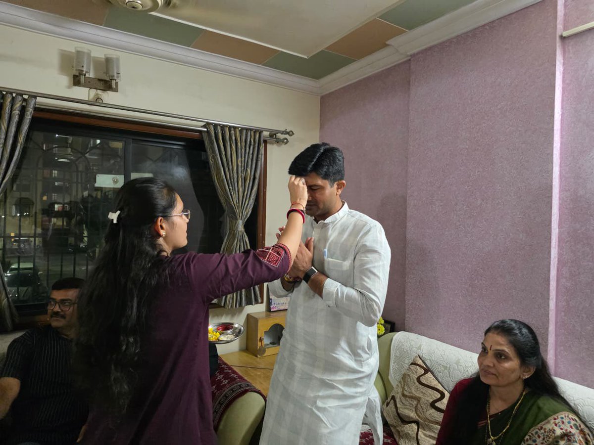 DrPrashantkorat's tweet photo. આજરોજ સુરત મહાનગર ખાતે અડાજણ વોર્ડ ભાજપ અધ્યક્ષશ્રી કિરણભાઈ બારોટ ના નિવાસસ્થાને ભોજન ગ્રહણ કર્યું.

કિરણભાઈ અને તેમના પરિવાર દ્વારા મળેલા અદભૂત આતિથ્ય, ઉષ્માભર્યા આવકાર અને સ્નેહ બદલ તેમનો હૃદયપૂર્વક આભાર વ્યક્ત કરું છું. https://t.co/RQr2kq5vNj