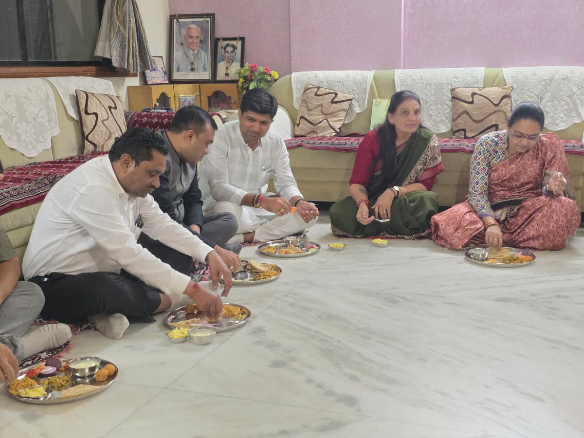 DrPrashantkorat's tweet photo. આજરોજ સુરત મહાનગર ખાતે અડાજણ વોર્ડ ભાજપ અધ્યક્ષશ્રી કિરણભાઈ બારોટ ના નિવાસસ્થાને ભોજન ગ્રહણ કર્યું.

કિરણભાઈ અને તેમના પરિવાર દ્વારા મળેલા અદભૂત આતિથ્ય, ઉષ્માભર્યા આવકાર અને સ્નેહ બદલ તેમનો હૃદયપૂર્વક આભાર વ્યક્ત કરું છું. https://t.co/RQr2kq5vNj