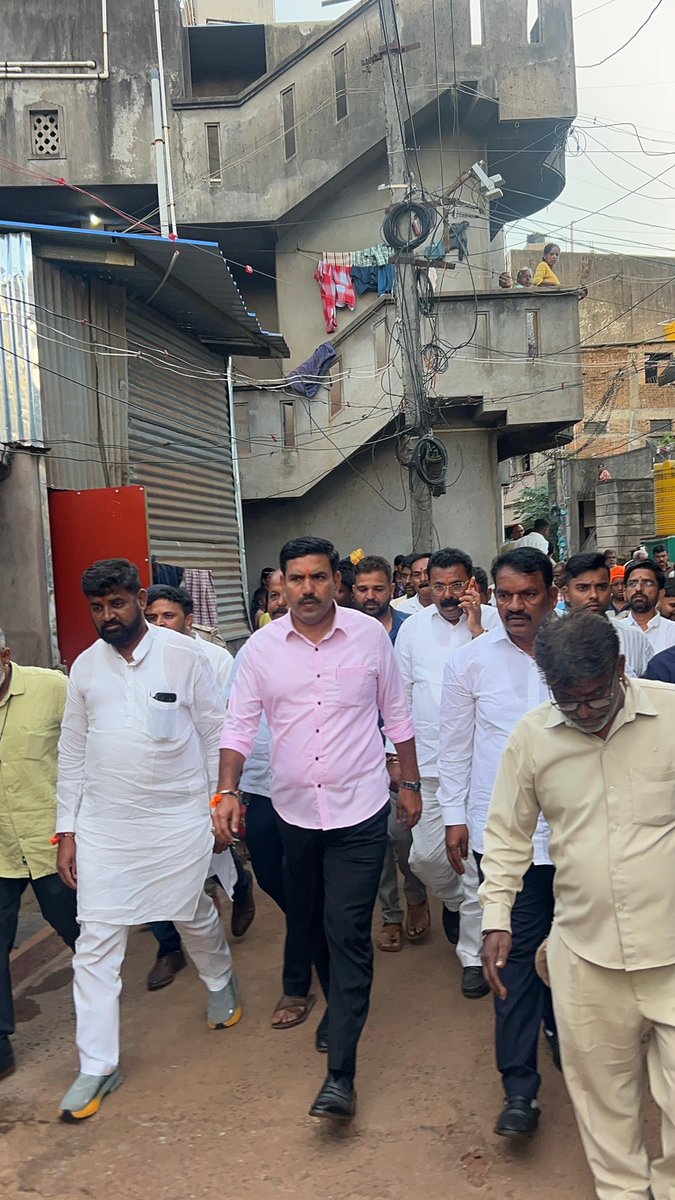 BYVijayendra's tweet photo. ಬೆಳಗಾವಿಯ ಚಾವಟ ಗಲ್ಲಿಯಲ್ಲಿ ಆಕಸ್ಮಿಕವಾಗಿ ಸಂಭವಿಸಿದ ಭೀಕರ ಅಗ್ನಿ ಅವಘಡ ಸಂಭವಿಸಿದ ಸ್ಥಳಕ್ಕೆ ವಿಧಾನಸಭೆ ವಿರೋಧ ಪಕ್ಷ ನಾಯಕ ಶ್ರೀ @RAshokaBJP ಅವರೊಂದಿಗೆ ಇಂದು ಭೇಟಿ ನೀಡಿ, ಮೃತರ ಕುಟುಂಬಸ್ಥರಿಗೆ ಸಾಂತ್ವನ ಹೇಳಲಾಯಿತು. ಭಗವಂತನು ಮೃತರ ಆತ್ಮಕ್ಕೆ ಶಾಂತಿ ನೀಡಲಿ ಮತ್ತು ಕುಟುಂಬಗಳಿಗೆ ಅಪಾರ ದುಃಖವನ್ನು ಭರಿಸುವ ಶಕ್ತಿಯನ್ನು ಕರುಣಿಸಲಿ ಎಂದು ಪ್ರಾರ್ಥಿಸಲಾಯಿತು.

ಘಟನೆ ಕುರಿತು ಅಧಿಕಾರಿಗಳಿಂದ ಮಾಹಿತಿ ಪಡೆದು, ಮೃತಪಟ್ಟ ದಾಮೊನೆ ಕುಟುಂಬದ ಸದಸ್ಯರಿಗೆ ರಾಜ್ಯ ಸರ್ಕಾರದ ವತಿಯಿಂದ ಅಗತ್ಯ ನೆರವು ಹಾಗೂ ಪರಿಹಾರ ನೀಡಲು ಜಿಲ್ಲಾಡಳಿತ ತಕ್ಷಣ ಕ್ರಮ ಕೈಗೊಳ್ಳುವಂತೆ ಅಧಿಕಾರಿಗಳಿಗೆ ಸೂಚನೆ ನೀಡಲಾಯಿತು. 

ಈ ಸಂದರ್ಭದಲ್ಲಿ ಪಕ್ಷದ ಬೆಳಗಾವಿ ಗ್ರಾಮಾಂತರ ಜಿಲ್ಲಾಧ್ಯಕ್ಷ ಶ್ರೀ ಸುಭಾಶ್ ಪಾಟೀಲ, ಶಾಸಕರಾದ ಶ್ರೀ ವಿಠ್ಠಲ ಹಲಗೇಕರ, ಮಾಜಿ ಶಾಸಕರಾದ ಶ್ರೀ ಅನಿಲ ಬೆನಕೆ, ಪ್ರಮುಖರಾದ ಶ್ರೀ ಸಂಜಯ ಪಾಟೀಲ, ಶ್ರೀ ಅರವಿಂದ ಪಾಟೀಲ ಮತ್ತಿತರರು ಉಪಸ್ಥಿತರಿದ್ದರು