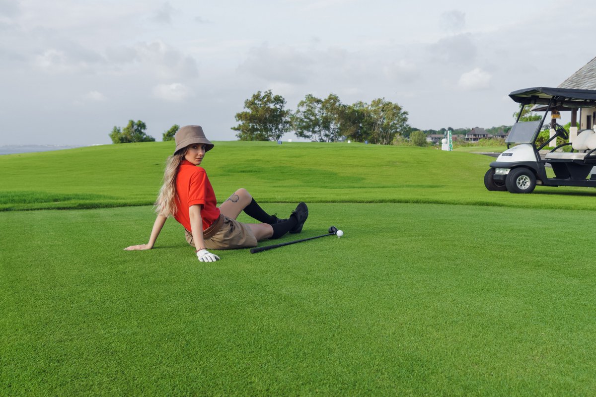 fairysydney40's tweet photo. A late proposal ended, then I played golf at the railside terrace by the campus gate. Under slate drizzle, desk pressure gave way to centered outlook and clearheaded confidence. #WeekendGolf #GolfTime https://t.co/xhxYfClAJO