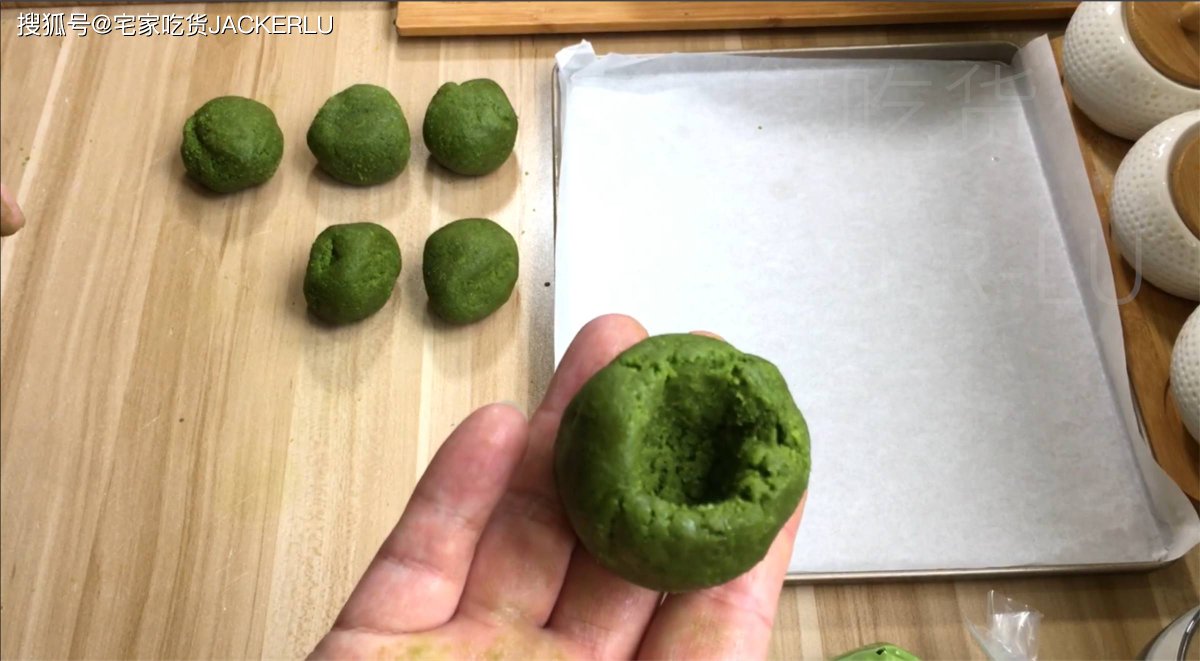 spidg285388's tweet photo. Just found the most fluffy matcha scone in town! Buttery crumb, rich umami, and that perfect sprinkle of white chocolate—will be back tomorrow for more https://t.co/vOraEL3115