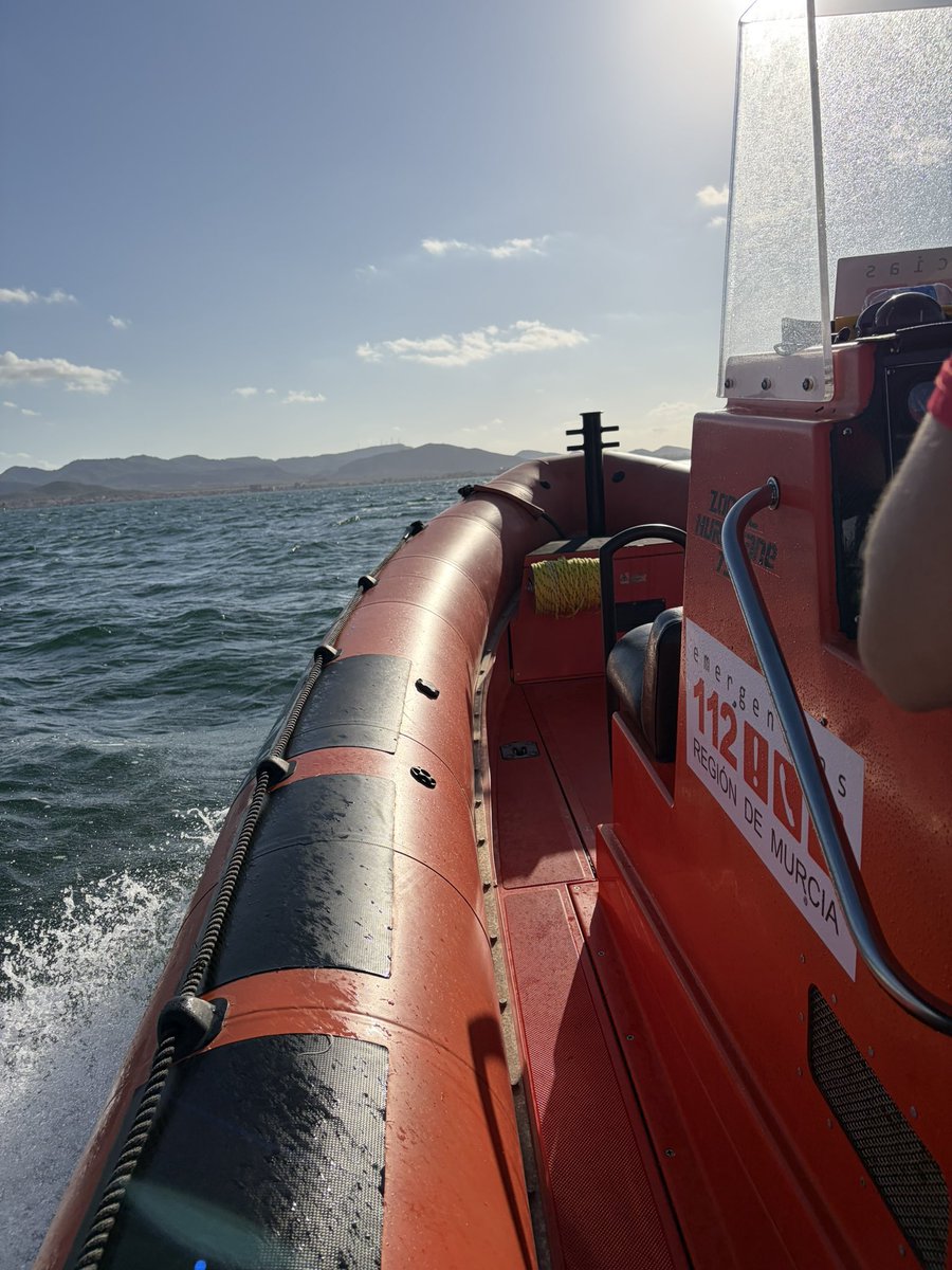CruzRojaRMurcia's tweet photo. Activación a petición de @112rmurcia embarcación del #plancopla #LSPuntadeAlgas para rescatar a un piragüista que no puede regresar a tierra por el viento de NE encontrandose al socaire de la Isla del Barón #marmenor 
@salvamentogob
#cruzrojaenelmar
#emergencias112RM https://t.co/yCbMrBCamU