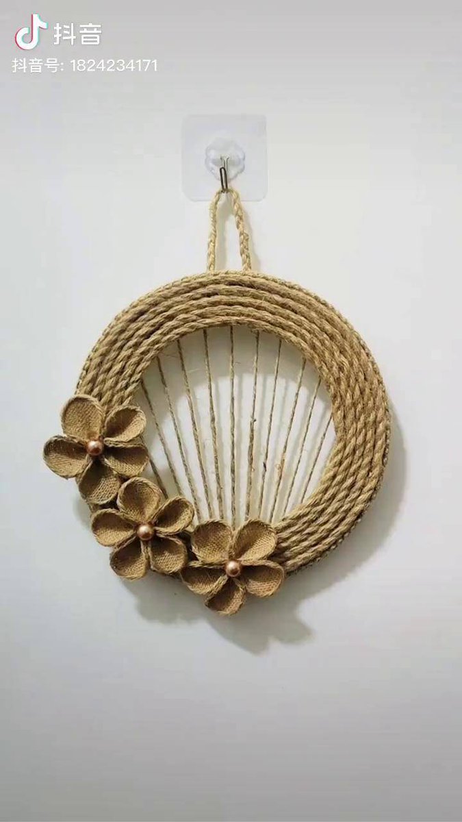 bambr010319's tweet photo. Just finished this cozy woven macramé wall hanging—perfect for sprucing up my small apartment!  Taped the steps on my story if you wanna try! #HandmadeDiaries #MacrameCraft， https://t.co/4ShHLy3V2s