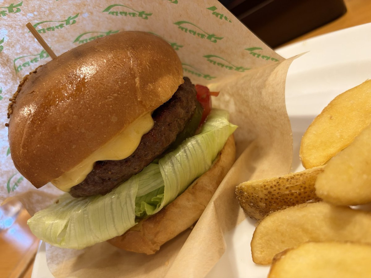 NOR_KAWA's tweet photo. @tamamo1984 最近さわやかのチーズバーガーにはまってます🍔 https://t.co/aE0r6gunoY