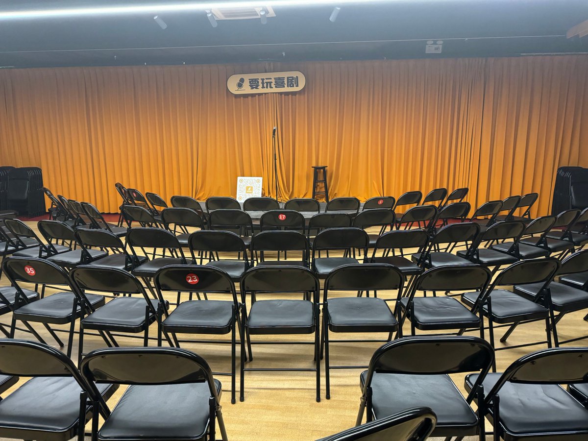ariav892353's tweet photo. Just saw a comic roast an entire audience member’s bad take on pineapple pizza—we cried-laughed, someone bought them a new pizza, and now the whole room’s yelling for a ref. Standup’s chaotic, perfect magic, no notes. https://t.co/DvDNIsH9Vl