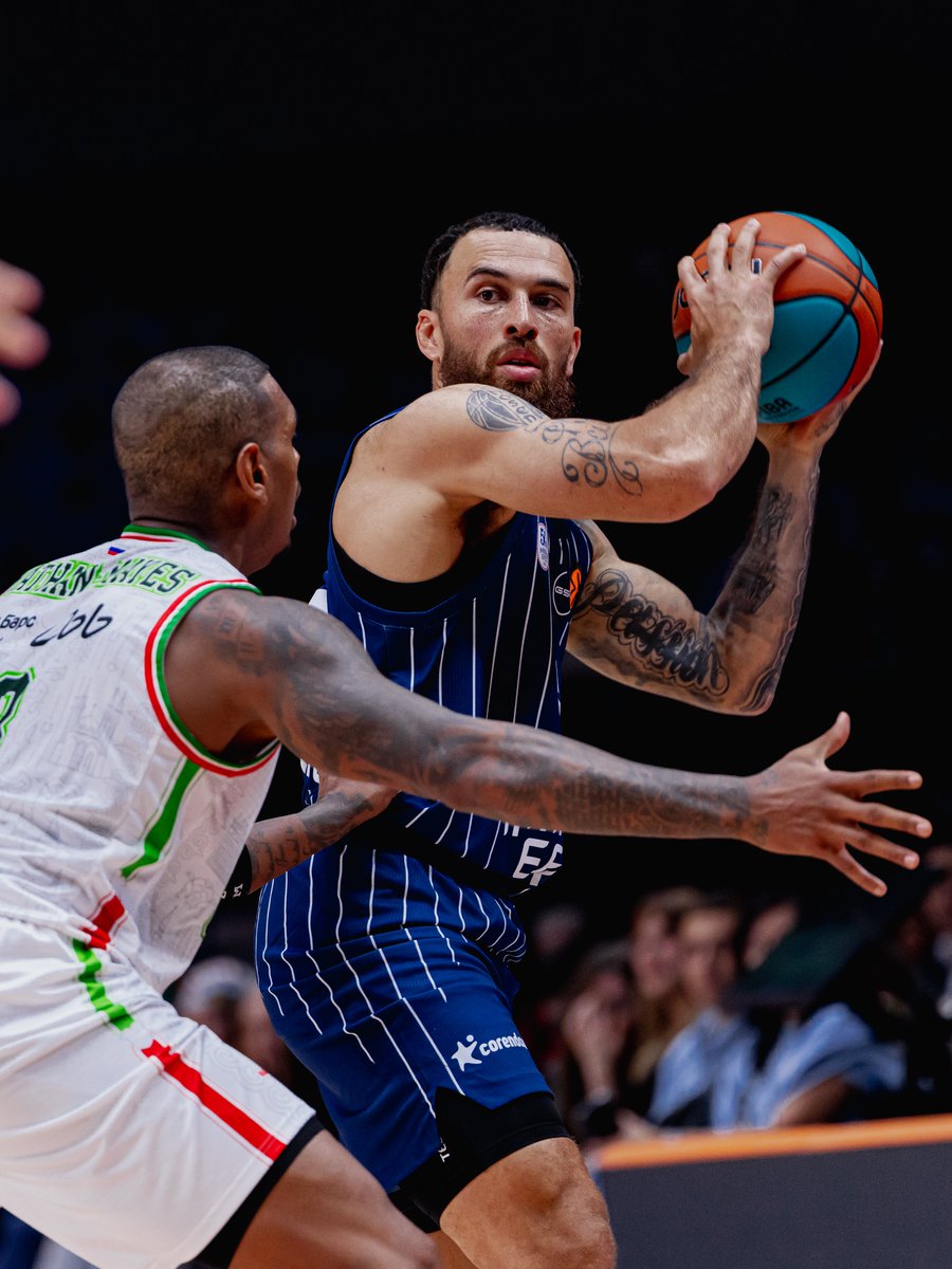 Zheldak_basket's tweet photo. 🚨💣 Anadolu Efes has reached the final of the VTB United League Super Cup. The Turkish club defeated UNICS (91:79) and is now waiting for its opponent in the final.
Statistics:
Mike James: 17 points, 4 rebounds, 4 assists
Bruno Fernando: 15 points, 6 rebounds
#Efes #UNICS #VTB https://t.co/k57m5oHRWb