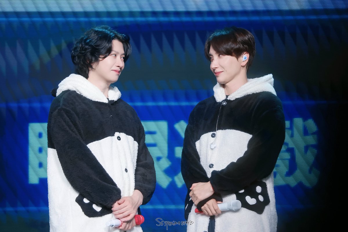 Ssspecial1004's tweet photo. 260919 [1983] 83z Fancon in Macau

다음 아이컨택 게임은 좀 더 마주 보고 해주라🤣🤣
@special1004
#leeteuk #이특 #박정수  
#heechul #希澈 #김희철
#83line #superjunior83z  
#superjunior #슈퍼주니어 https://t.co/fvSLxaWd7H
