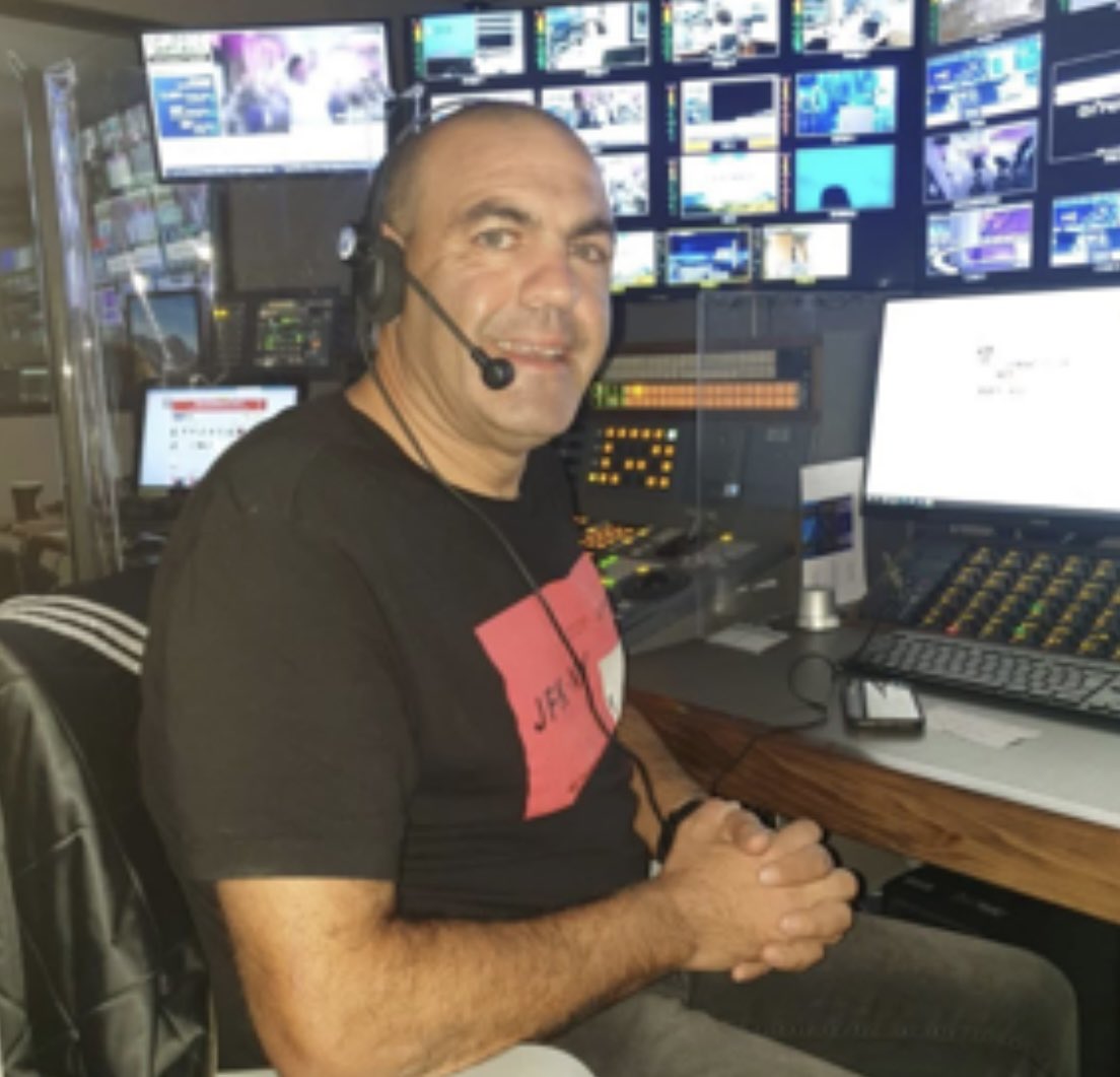 MoavVardi's tweet photo. כמה הכל שברירי. 
איציק בראשי, הבמאי שלנו בכאן חדשות, יצא הבוקר עם קבוצת חברים לרכיבת אופנים. סמוך למחלף נשרים בכביש 44, הוא נפגע קשה מאוד בתאונת דרכים. זמן קצר לאחר נקבע מותו בבית החולים. 
כך ברגע אחד, פתאום נקטף אדם מן העולם. היה, ואיננו עוד. 
והחור שהוא משאיר עם ל��תו נראה בצורתו כמו דמות האדם שהיה.

בראשי היה במאי מצויין. הוא היה איש גבוה וחזק, והפיסיות הזו כאילו הקרינה איזה שקט טבעי. כשאתה משדר באולפן, הדבר הכי חשוב עבורך בבמאי שיושב למעלה בקונטרול זה לקבל תחושה של ביטחון ורוגע. ובראשי נתן לך בדיוק את זה. תחושה של הכל בשליטה, והכל יהיה בסדר, ואתה בידיים בטוחות.  

אבל מעבר לעניין המקצועי, בראשי היה אדם טוב. לא זכור לי שהרים את קולו מעולם, תמיד חיובי, תמיד עם חיוך, וגם תמיד דאג לשמור לי במגירה שלו בדסק איזה משהו מתוק להתנחם בו שהיה מביא איתו. 

וזהו, היה אדם, ופתאום איננו עוד. המוח מתקשה להפנים את זה. 
היתה לו אשה, שירלי, ושלושה ילדים - קרן, רועי, ואיתי. ומאז הבוקר מחשבתי נתונה אליהם. 
להתראות בראשי אהוב. נוח על משכבך בשלום.