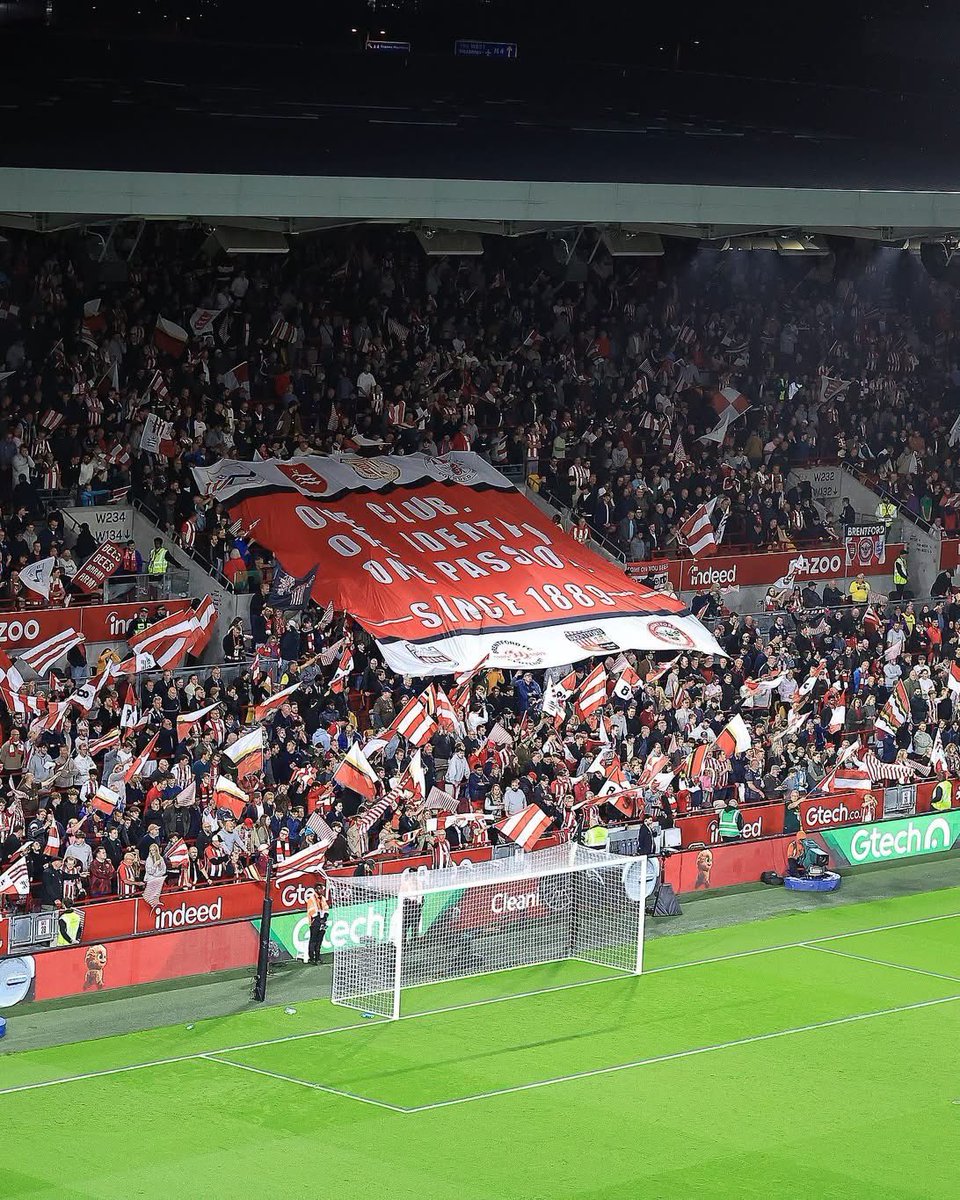 StoreTw8's tweet photo. The unveiling of our new Large Crowd Flag before the Chelsea Victory in the West Stand 🐝
One Club
One Identity
One Passion
Since 1889
What did you all think of the new addition? 🔴⚪️
➡️https://t.co/3ySFqs22Z1
#tw8casuals #brentfordfc #gtech https://t.co/rDeo0TH09L