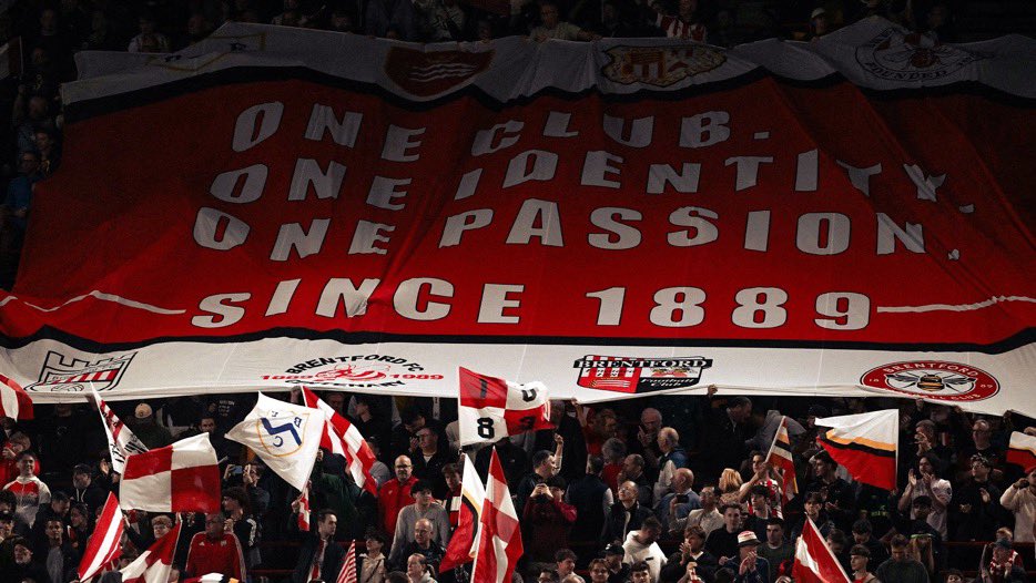 StoreTw8's tweet photo. The unveiling of our new Large Crowd Flag before the Chelsea Victory in the West Stand 🐝
One Club
One Identity
One Passion
Since 1889
What did you all think of the new addition? 🔴⚪️
➡️https://t.co/3ySFqs22Z1
#tw8casuals #brentfordfc #gtech https://t.co/rDeo0TH09L