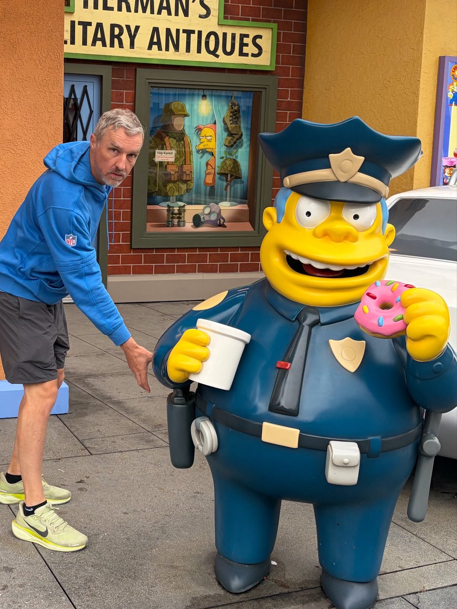 littleerik's tweet photo. lunging for a cop’s gun https://t.co/hdiUMhGKnt