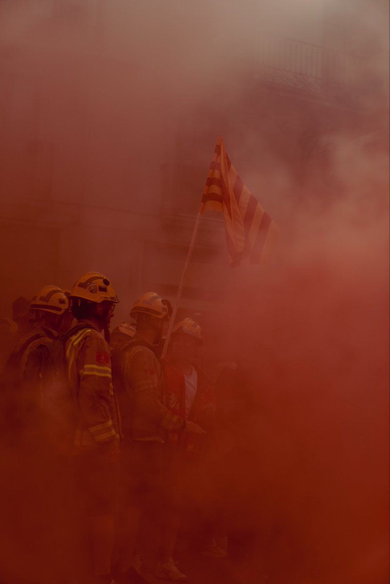3mardiaz's tweet photo. Precarietat, recursos i condicions laborals.

Una reivindicació que també parla de com volem cuidar qui ens cuida. 🚒
@bomberscat 

#bombers #assembleadebombers https://t.co/8yYuXTskMi
