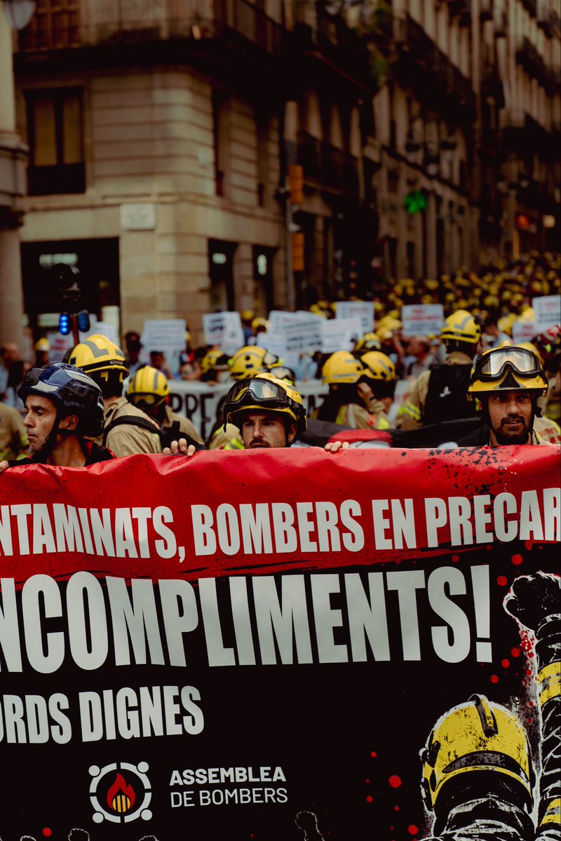 3mardiaz's tweet photo. Precarietat, recursos i condicions laborals.

Una reivindicació que també parla de com volem cuidar qui ens cuida. 🚒
@bomberscat 

#bombers #assembleadebombers https://t.co/8yYuXTskMi